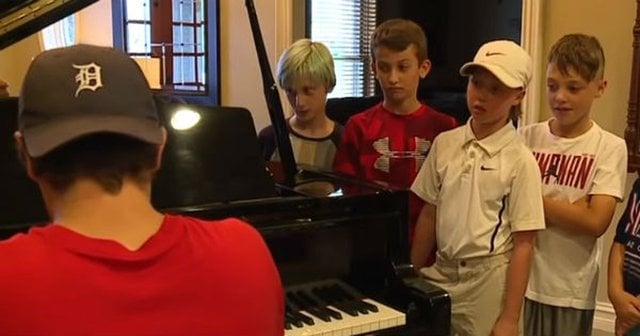 Niños ante el piano