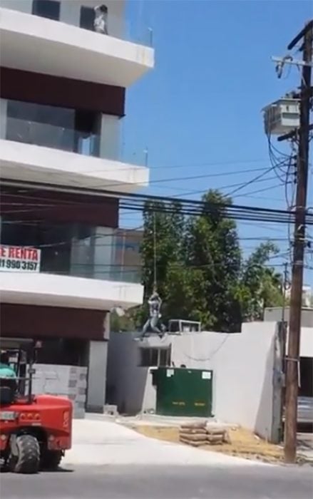 Albañiles en edificio