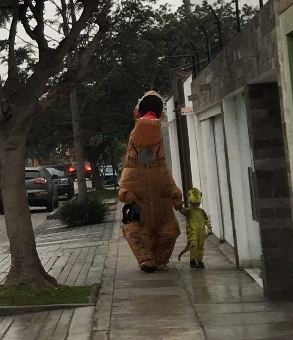 Papá e hijo disfrazados