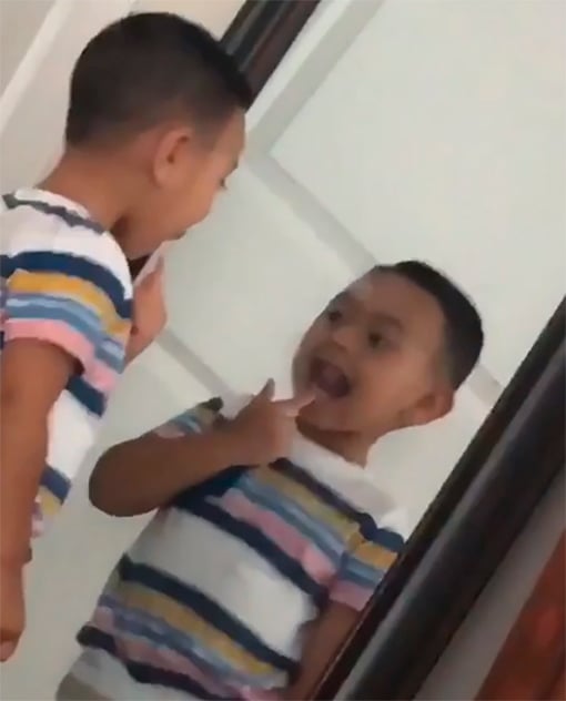 Niño ante el espejo