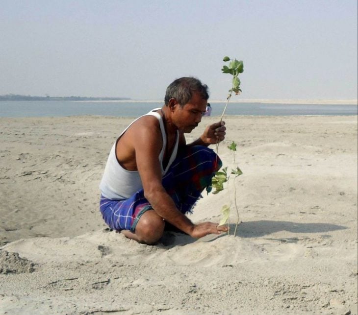 Jadav Payeng planta un árbol