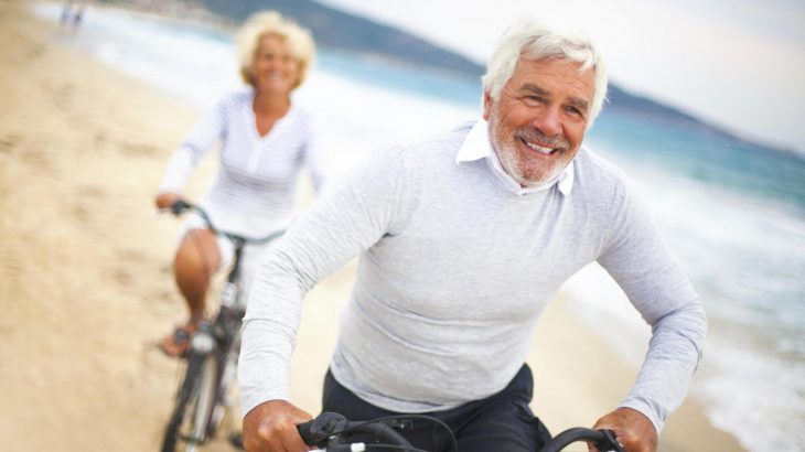 Viejos en bicicleta