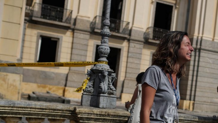 Museo Nacional de Brasil mujer llorando