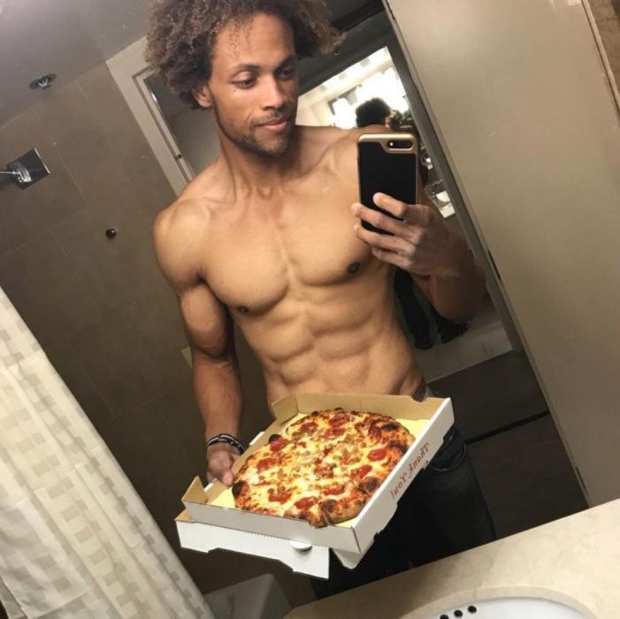 Hombre con pizza