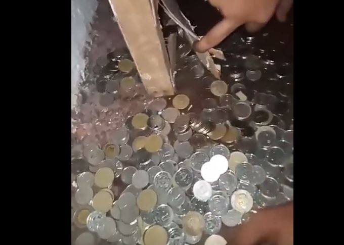 Encontró monedas en puerta