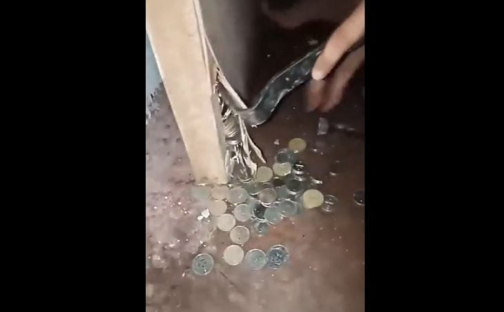 Encontró monedas en puerta