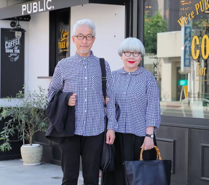 Pareja combina ropa