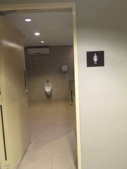 Arquitectos fail baños mujeres