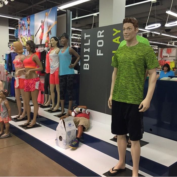 Hombres esperando a mujeres de compras