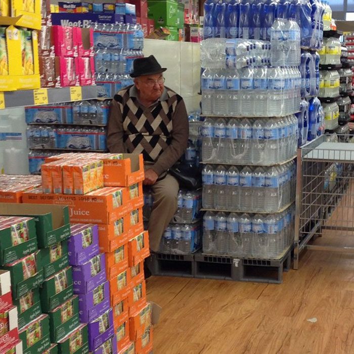 Hombres esperando a mujeres de compras