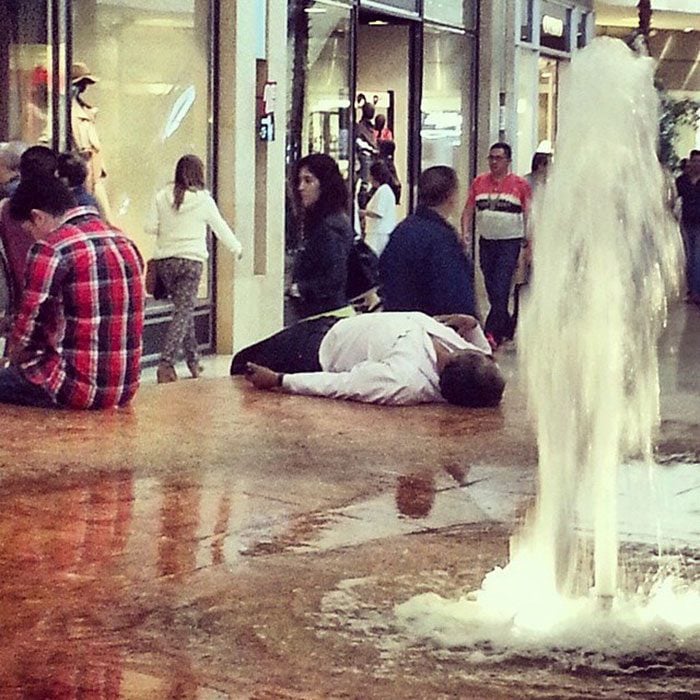 Hombres esperando a mujeres de compras