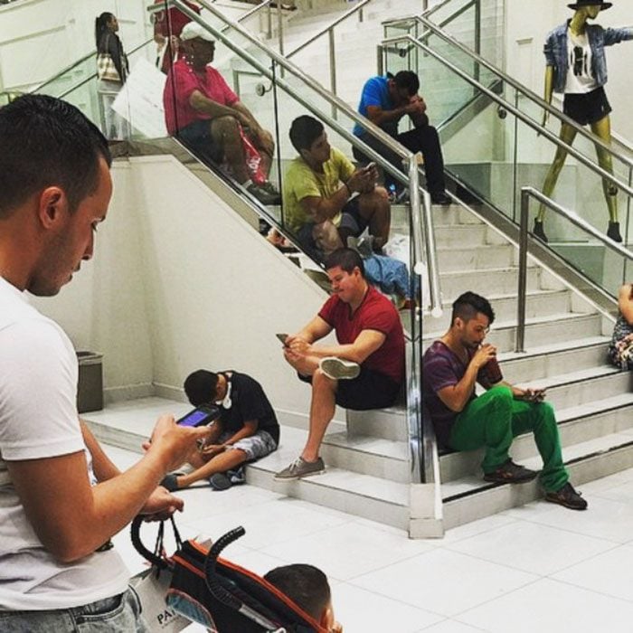 Hombres esperando a mujeres de compras