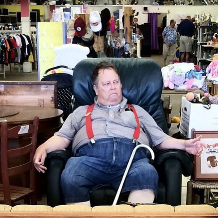 Hombres esperando a mujeres de compras