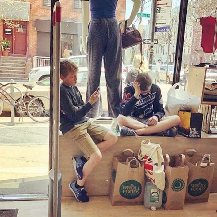 Hombres esperando a mujeres de compras