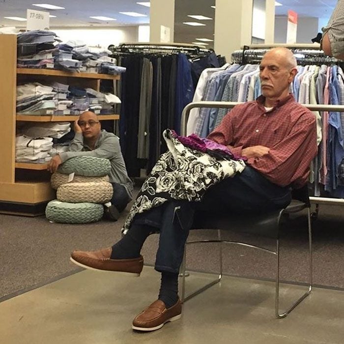 Hombres esperando a mujeres de compras