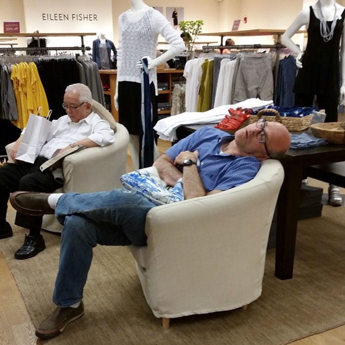 Hombres esperando a mujeres de compras