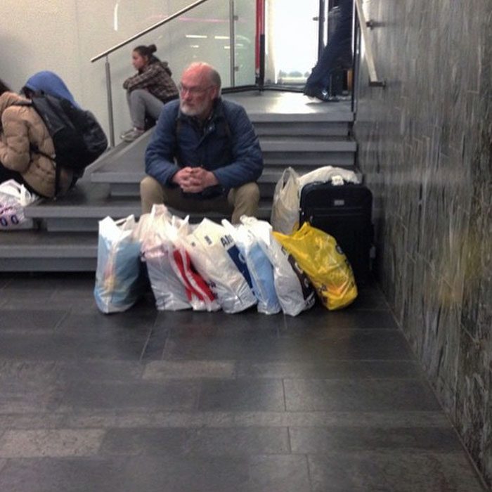 Hombres esperando a mujeres de compras