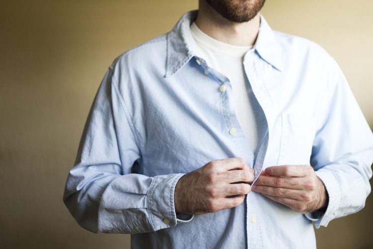 Errores al usar camisa interior (que todo hombre debe evitar)