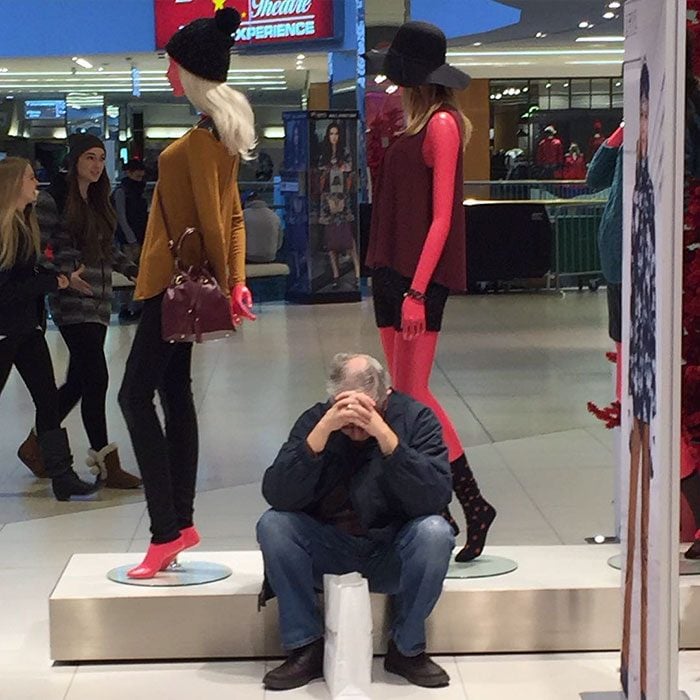 Hombres esperando a mujeres de compras