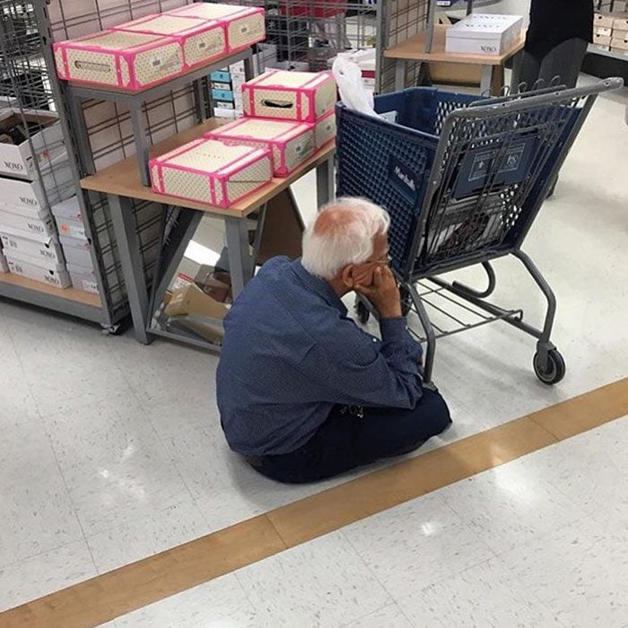 Hombres esperando a mujeres de compras