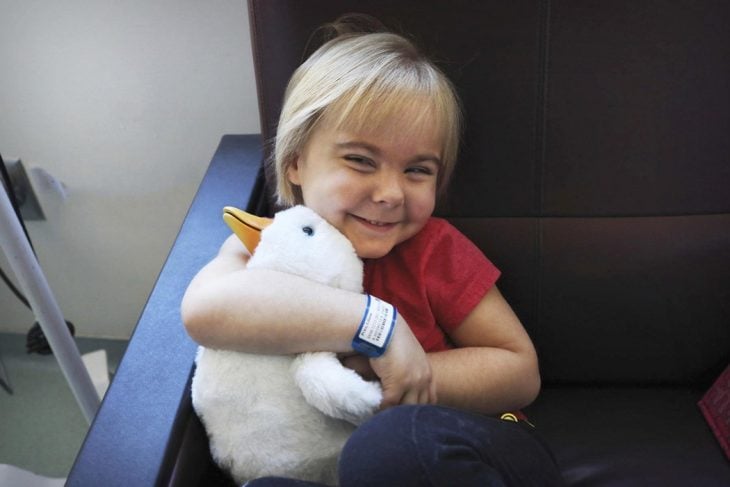 Pato animatrónico para niños con cáncer