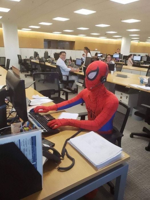 Spider Man en la oficina