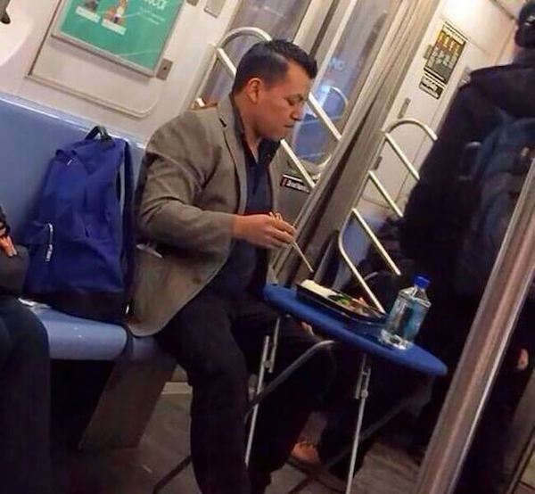 gente extraña metro comiendo