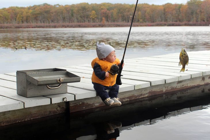 Ryan hace cosas de hombres pescando