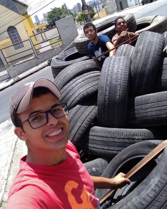 Recicla llantas viejas para hacer camas para animalitos de la calle 