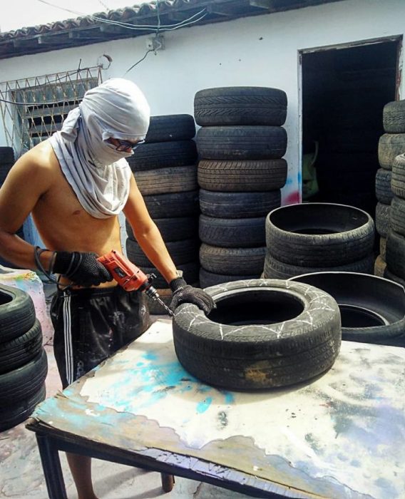 Recicla llantas viejas para hacer camas para animalitos de la calle 