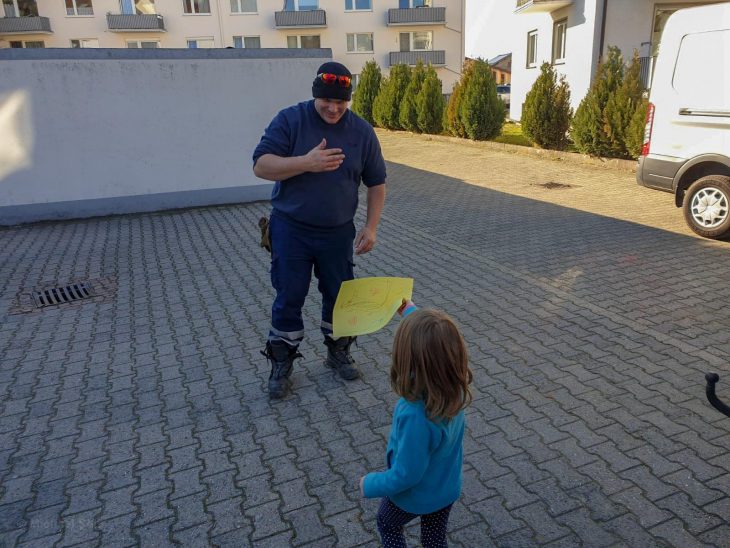 Bombero y niña