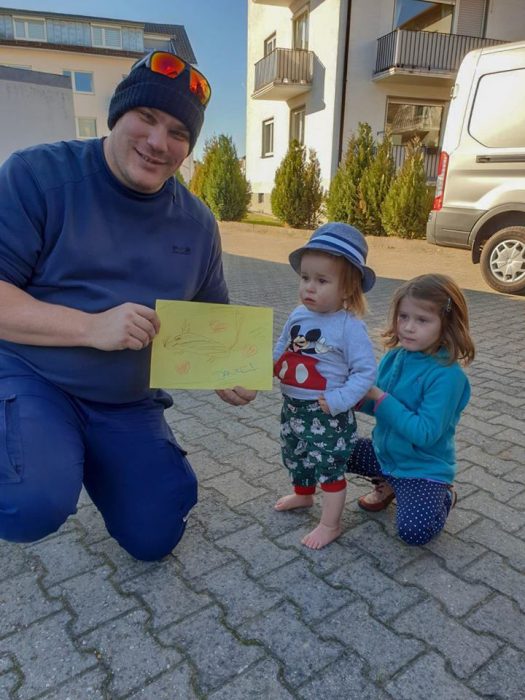 Bombero con niñas