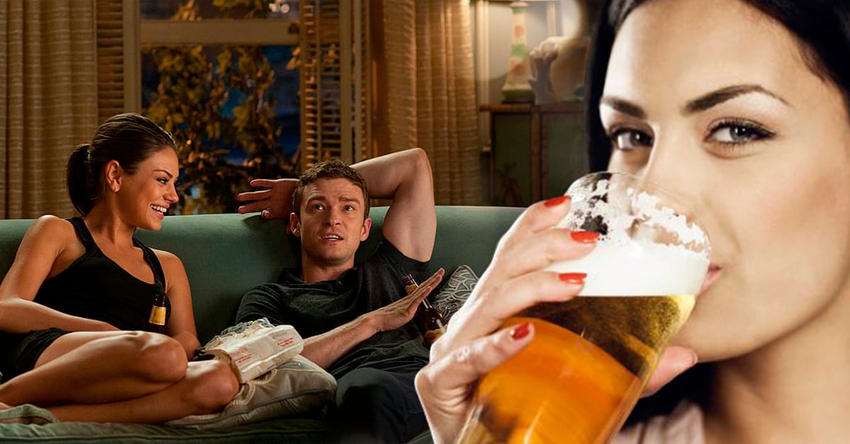 женщина пьет пиво. люди которые пьют воду. девушка с напитком. Blondes_make_it_better_ drunk. девушка пьет воду.