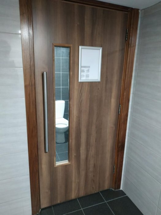 objetos mal diseñados puerta de baño