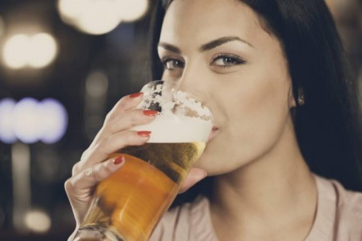 mujeres que beben cerveza son fieles