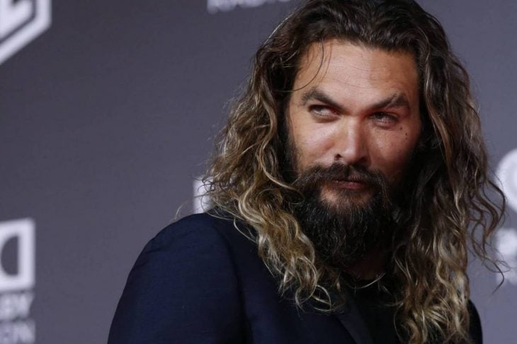 jason momoa presume su barba en pasarela