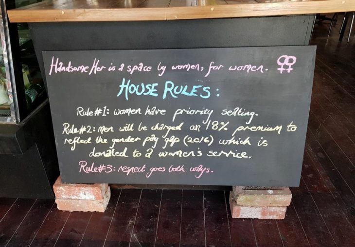 reglas de café feminista que cobraba más a hombres