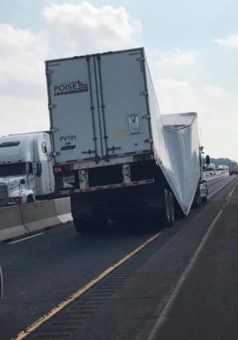 coches en un mal día trailer destuido