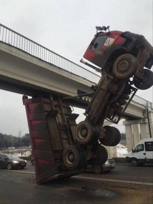 coches en un mal día camión bajo puente