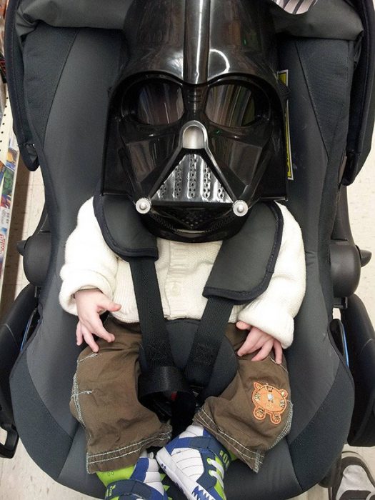 papás a cargo bebé darth vader