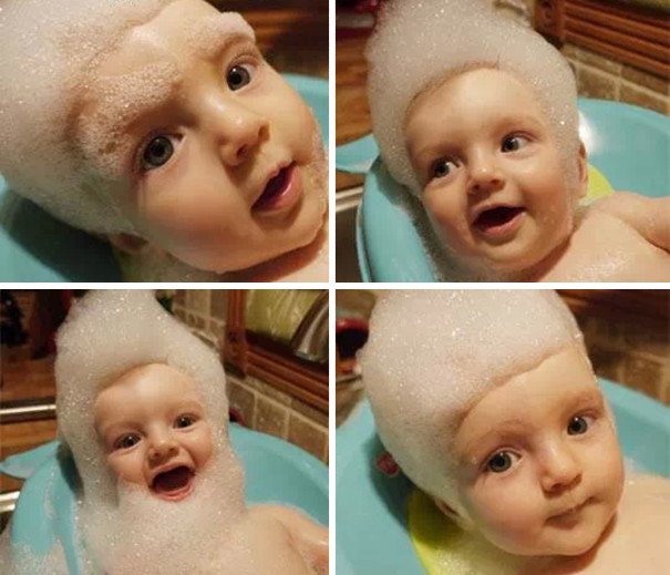 papás a cargo bebé en baño con espuma