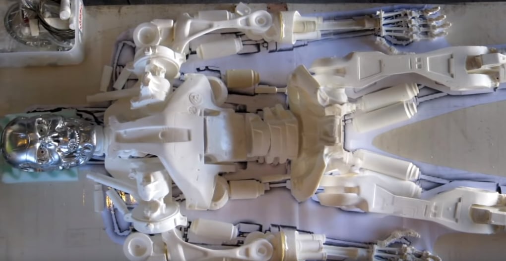 Ingeniero crea Terminator T-800 tamaño real en 4 años