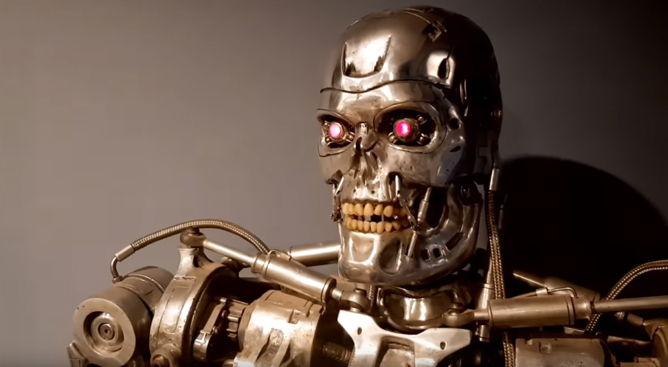 Ingeniero crea Terminator T-800 tamaño real en 4 años