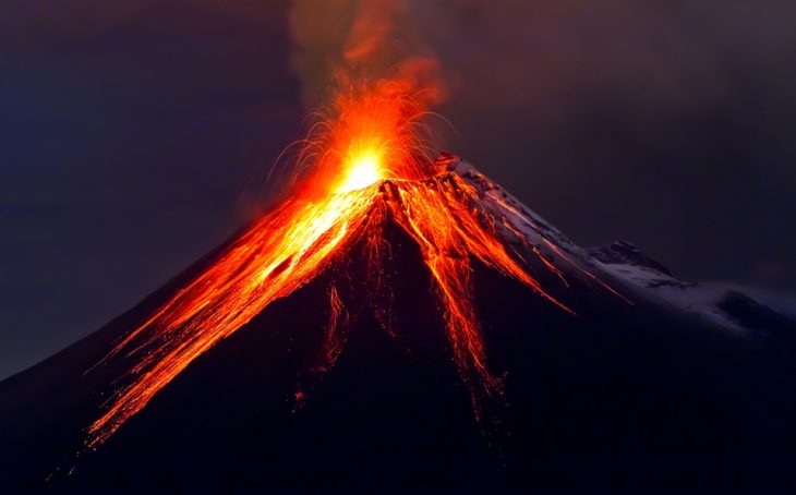 volcan en erupción