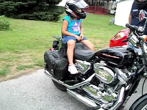 niña en moto