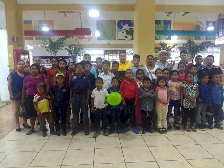 profe lleva a niños al cine