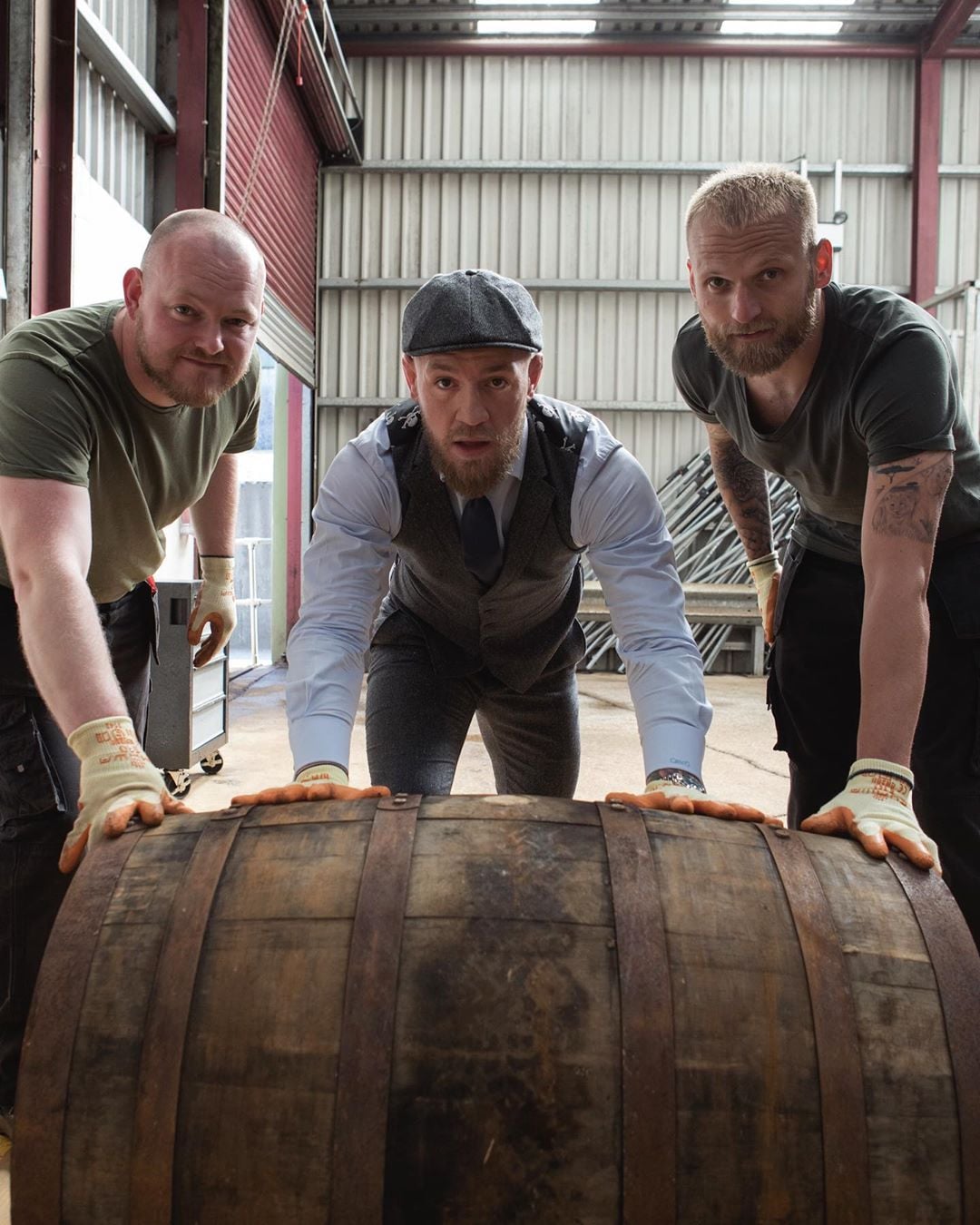 Бетономешалка мешает бетон бригада строителей жрет самогон