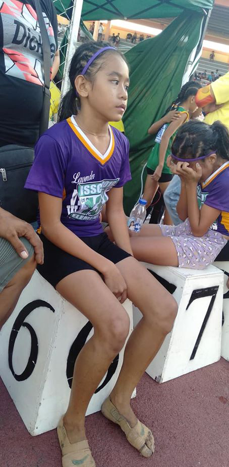Niña hizo tenis con vendas gana en