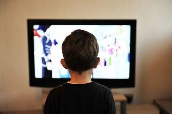 niño viendo tv