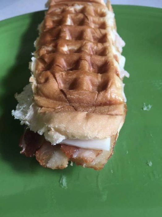 Sándwich de queso crema y bagel con doritos triturados